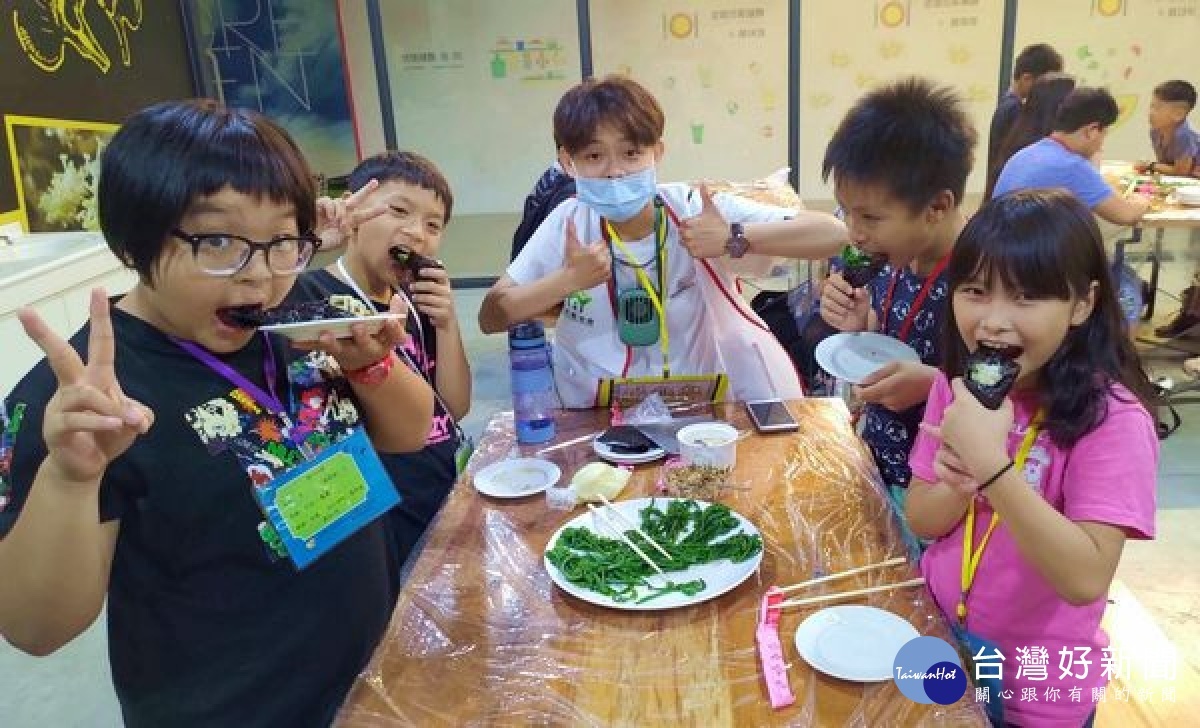 雲林家扶中心國小夏令營在麥寮晁陽綠能園區展開,社工們精心設計理財、露營、農事及廚藝等活動,讓家扶學童大展身手。