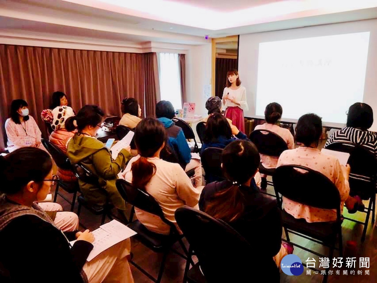 透過媽媽教室的輔助,讓新生兒爸媽能夠在坐月子期間學會如何帶寶寶,屆時不必擔心無法上手。(圖/台大幼幼產後護理之家提供)