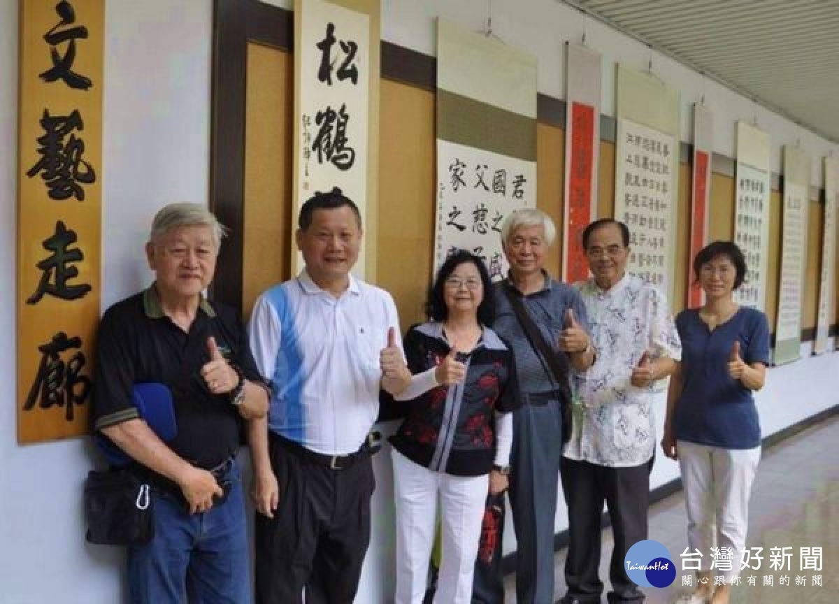 雲林濁水溪書畫學會及藝文學會紀郭靜主老師等,協助提升警察機關文藝氣息,由局長顏旺盛頒發感謝狀,表達敬愛與感激。