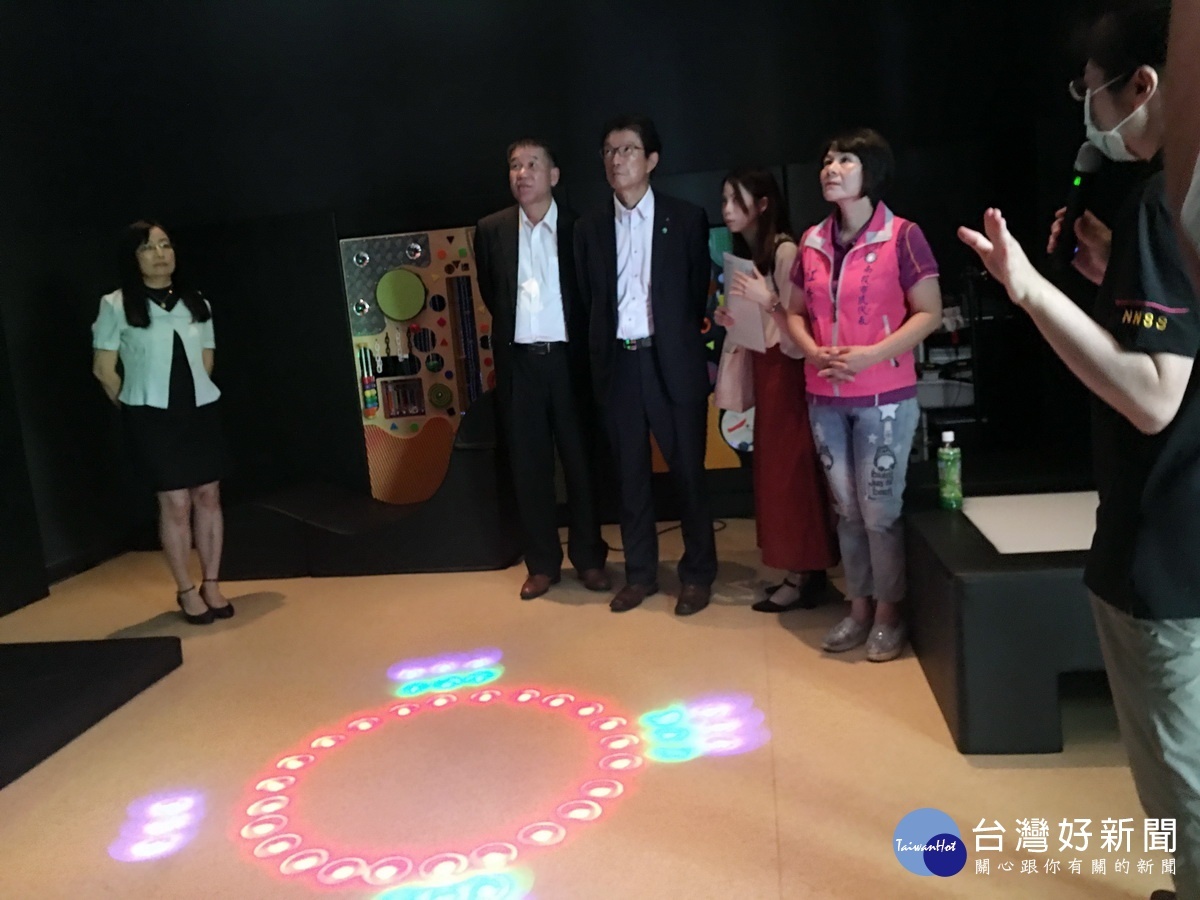 來賓參觀黑白屋的先進設備。(記者扶小萍攝)