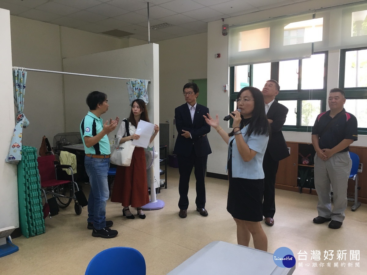 來賓參觀教室。(記者扶小萍攝)
