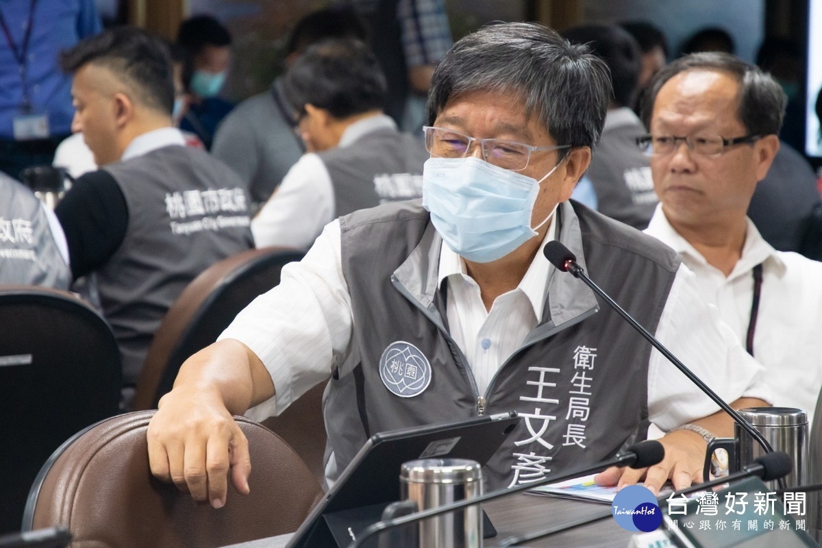 桃園市政府衛生局長王文彥於防疫專案會議中進行簡報。