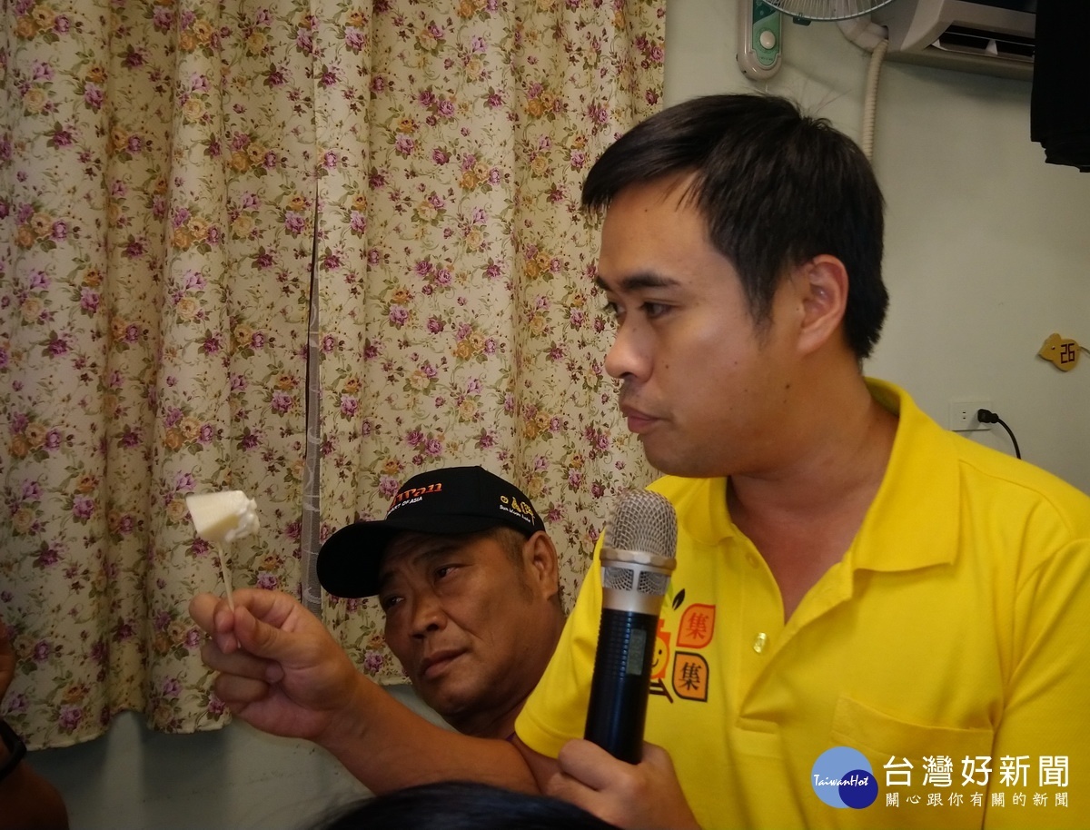 陳鎮長介紹好吃的龍眼蜜冰淇淋。(記者吳素珍攝)