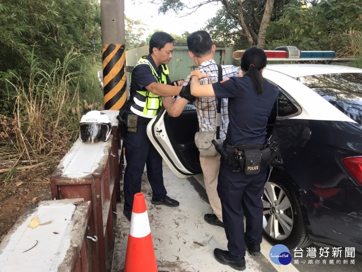 中風老翁體力不支路倒,楊梅暖警助其返家。