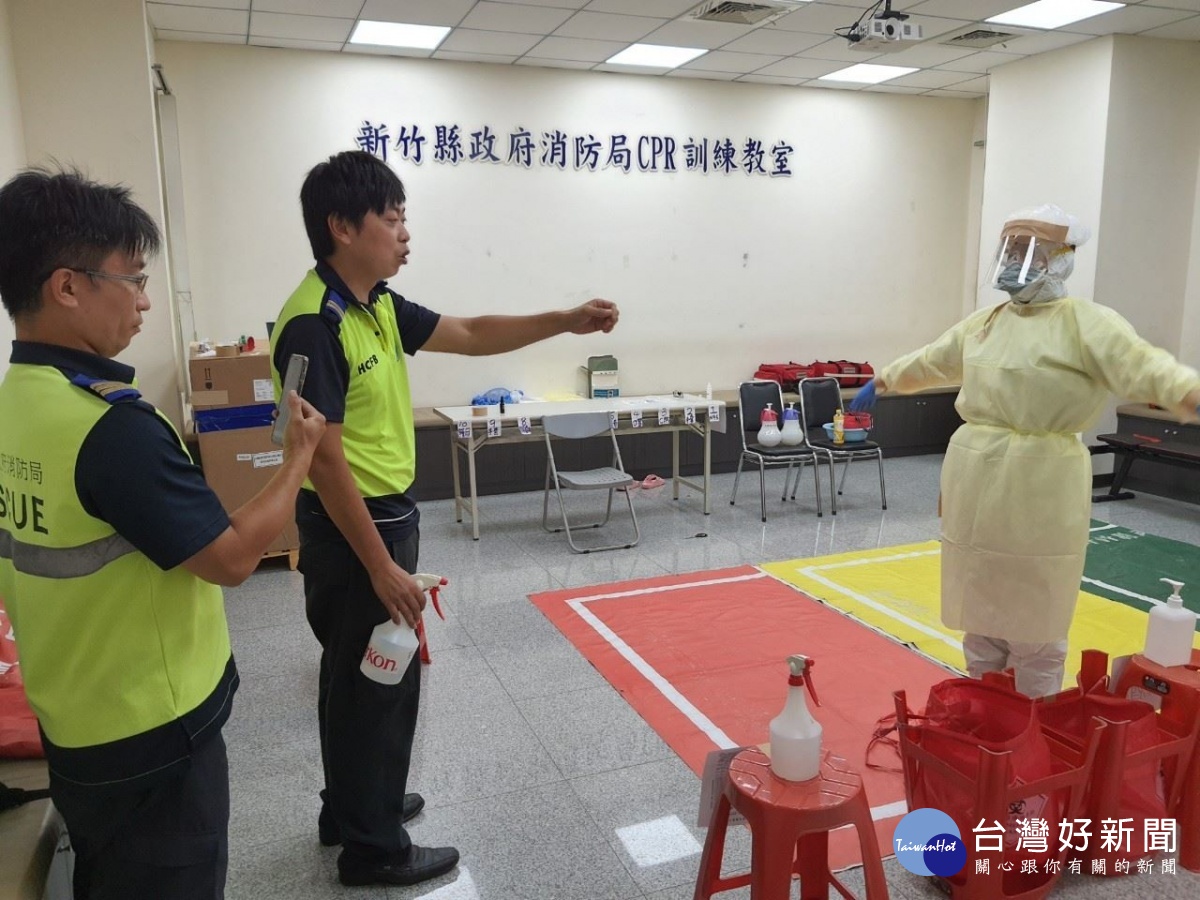 新冠肺炎疫情持續增溫　竹縣消防精進防護衣穿脫訓練 台灣好新聞 第2張