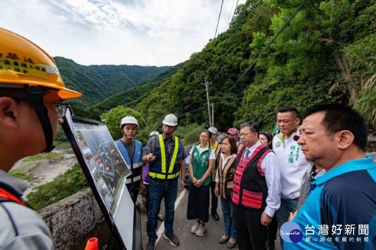 市長聽取業務單位簡報說明,三光跨河大橋新建工程期程及進度。
