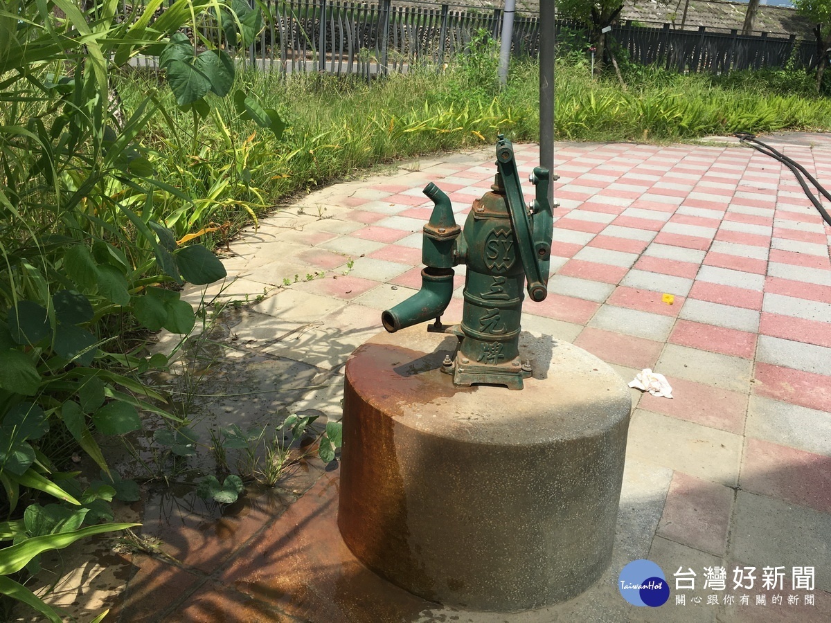 園區內有一座早年的手動汲水器。(記者扶小萍攝)