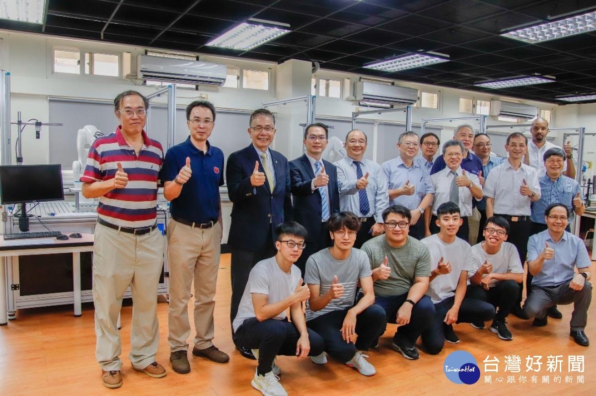 中央大學機械系整建實驗室空間,投入新進的設備,作為全校性機器人教學與研究實作場域。