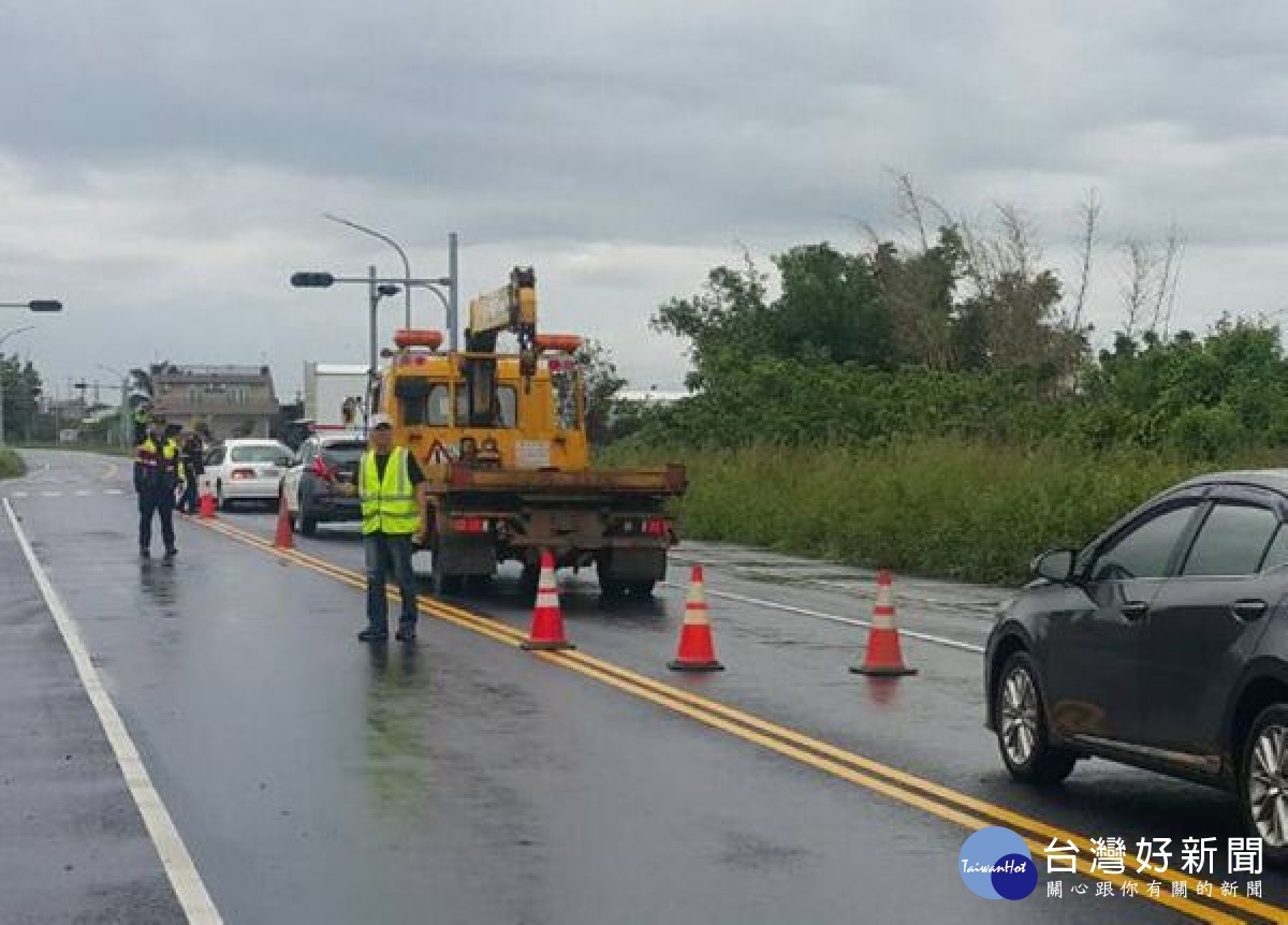 北辰所警員楊家豪父親楊文芳每當接獲警方需要拖吊車協處時,總是不遺餘力的挺身相助,今年獲選雲林縣模範父親殊榮,警局與有榮焉。