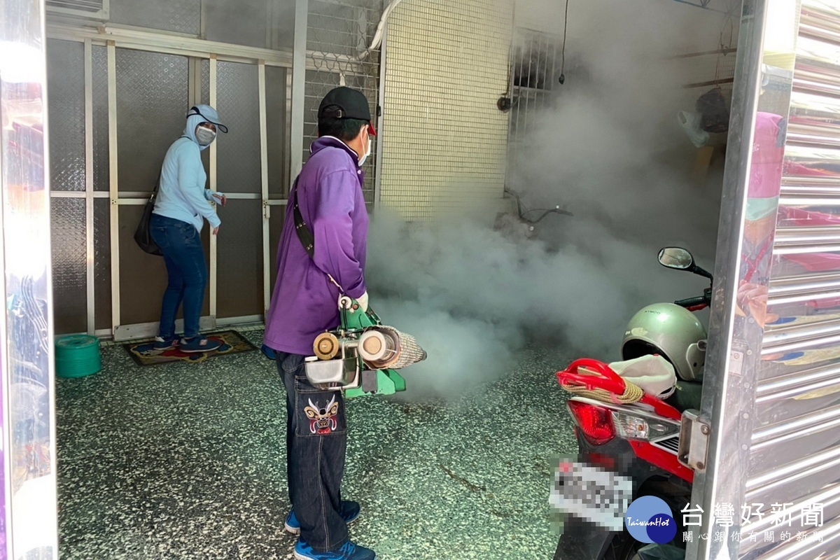 防治登革熱,桃市衛生局全面動員防疫人員、志工,進行全面消毒,並落實「巡、倒、清、刷」工作。