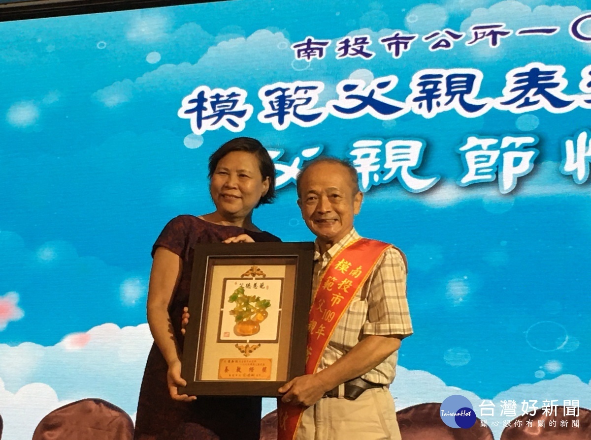 蕭如炏任教職數十年,代表南投市接受縣府表揚。(記者扶小萍攝)
