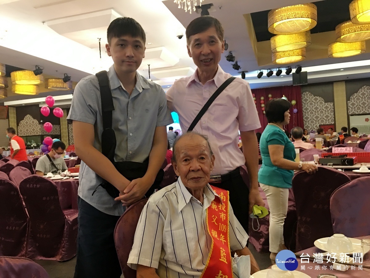 93歲的藍邦郁由長子與孫陪同進場。(記者扶小萍攝)