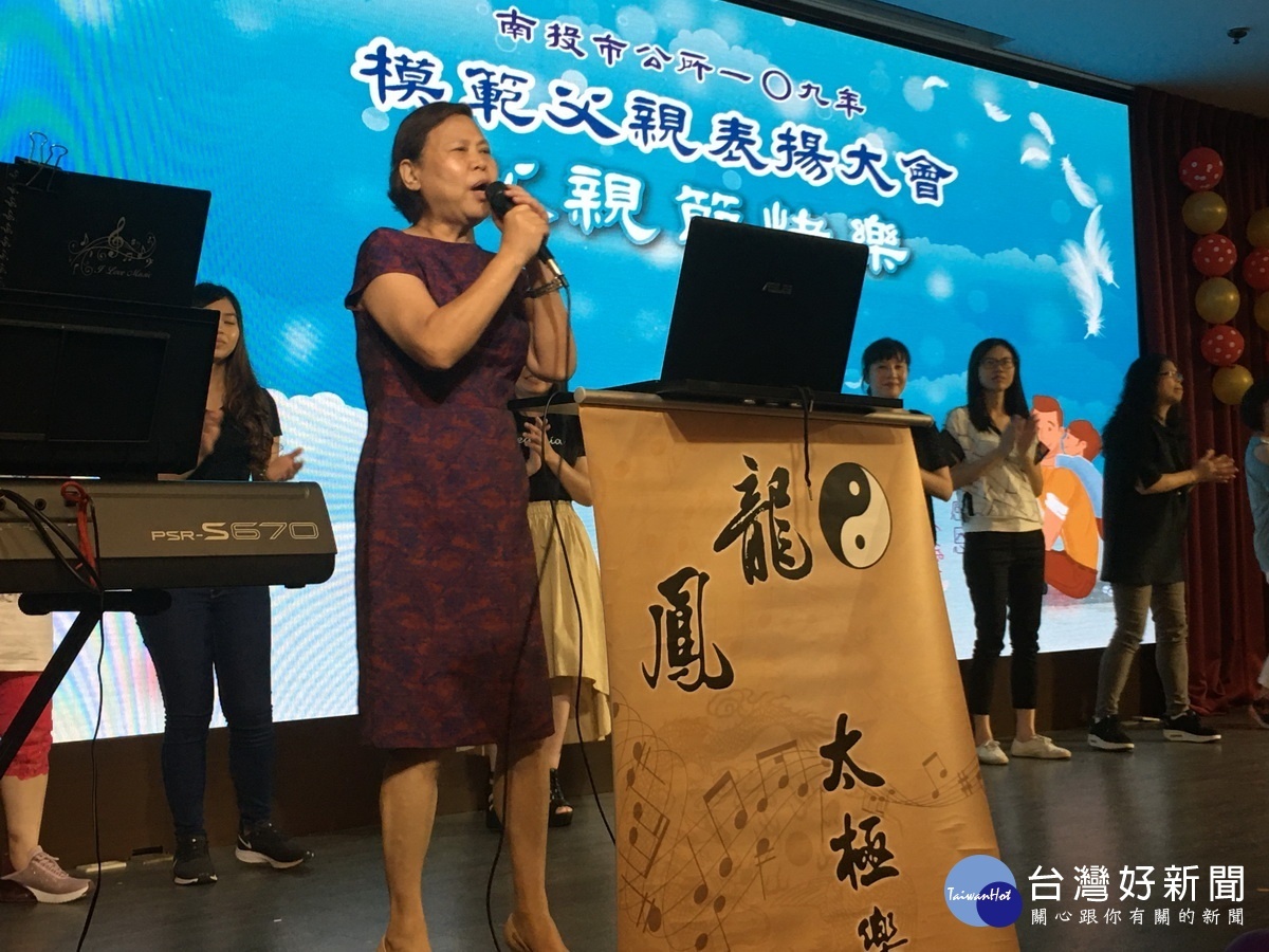 宋懷琳市長上台高歌一曲祝福父親們佳節愉快。（記者扶小萍攝）