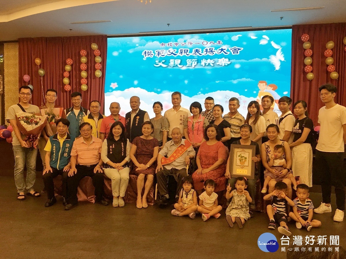 振興里的廖述白幫庄內種稻人家加工備受敬重。(記者扶小萍攝)