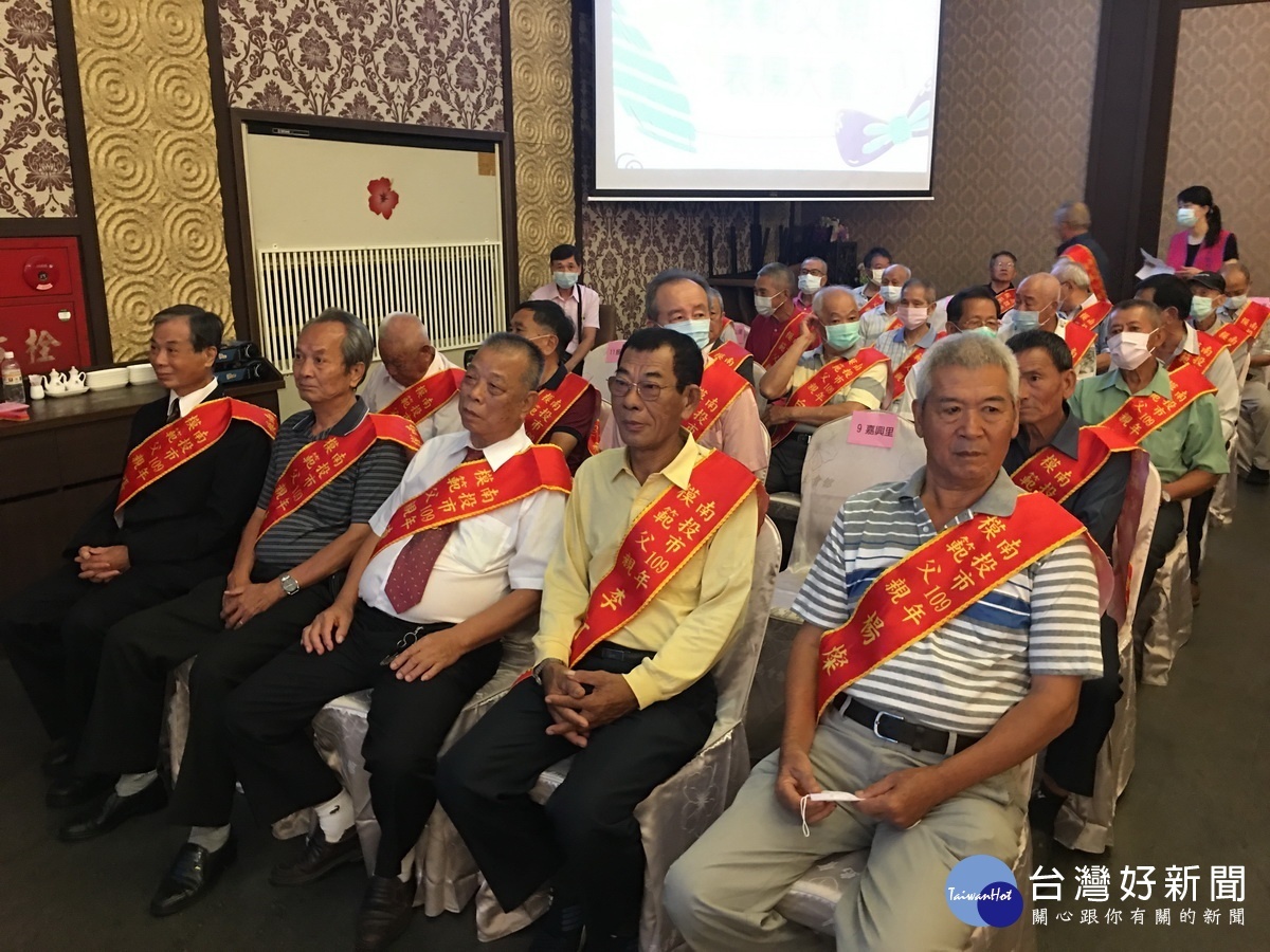南投市34位模範父親個個為家庭社會奉獻心力。(記者扶小萍攝)