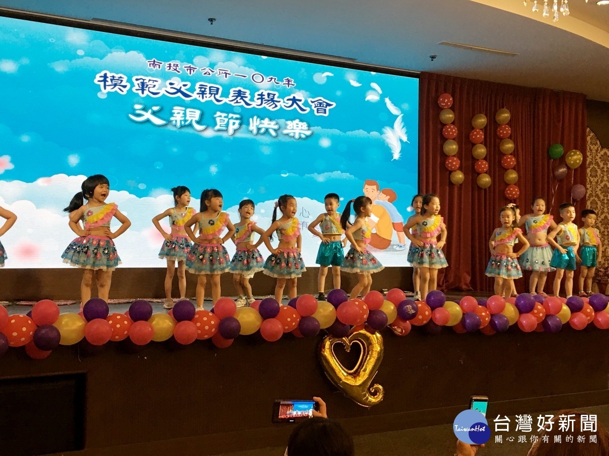 幼兒園表演超可愛。(記者扶小萍攝)
