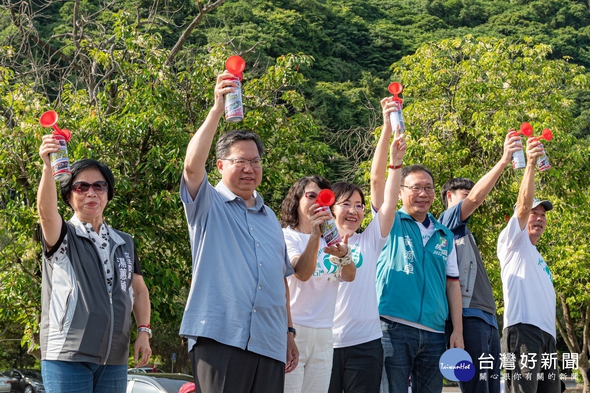 桃園市長鄭文燦參加「璀璨桃園、漫步石門親子健走」活動，並為活動鳴笛起跑。
