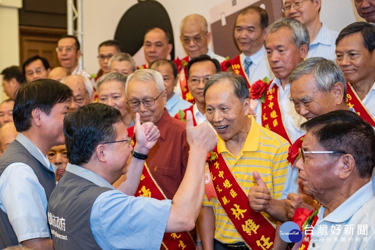 桃園市長鄭文燦向模範父親們豎起大姆指稱讚。