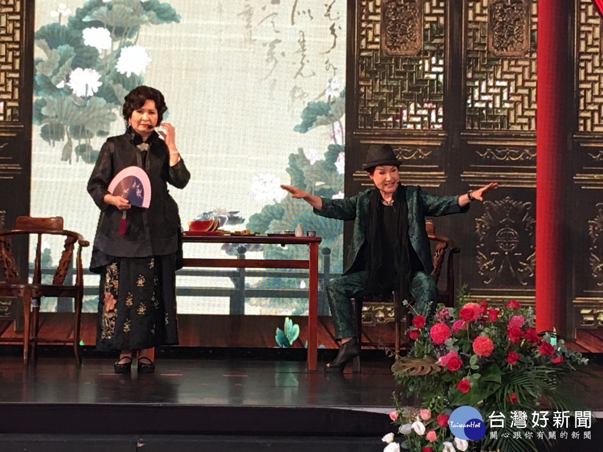 王仁心及陳鳳桂兩位藝師在授證典禮中登場演出河洛歌子戲團著名劇目《天鵝宴》,展現精湛身段演技。(圖/記者王丰禾攝)