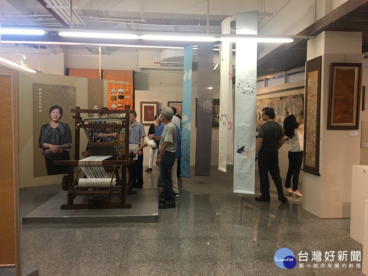 文化部文化資產園區渭水樓S03舉辦「藝湛登峯-109年度重要傳統藝術保存者特展」,吸引民眾參觀。(圖/記者王丰禾攝)