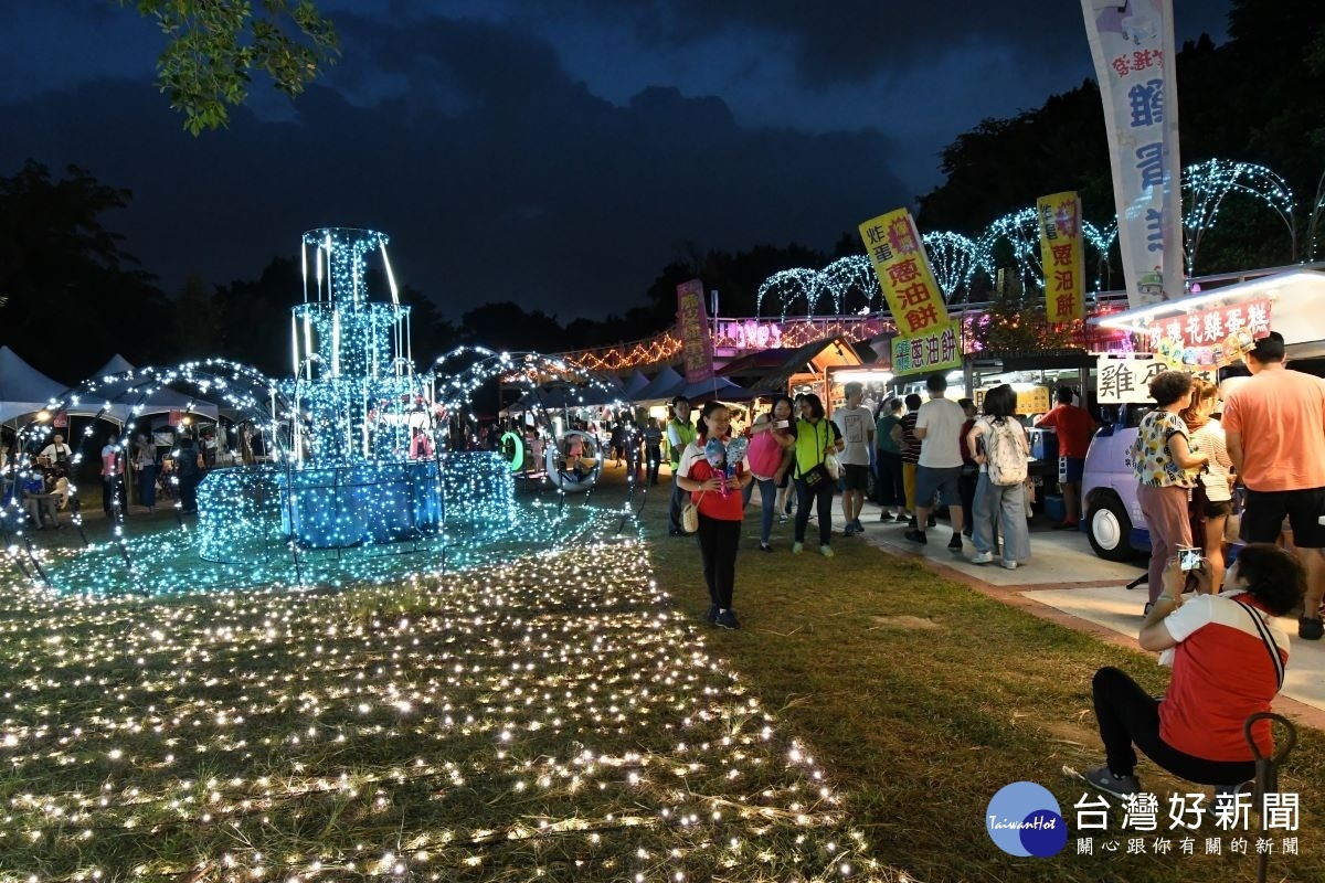 彰化市公所讓天空步道光雕美景再現並配合食光市集開市相映爭輝。