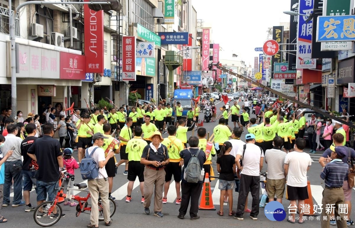 城隍繞境陣頭表演圍觀民眾相當熱鬧。