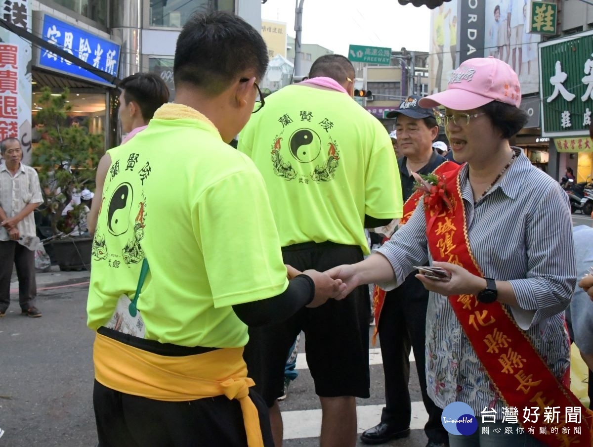 城隍繞境陣頭表演,縣長王惠美發送平安符。