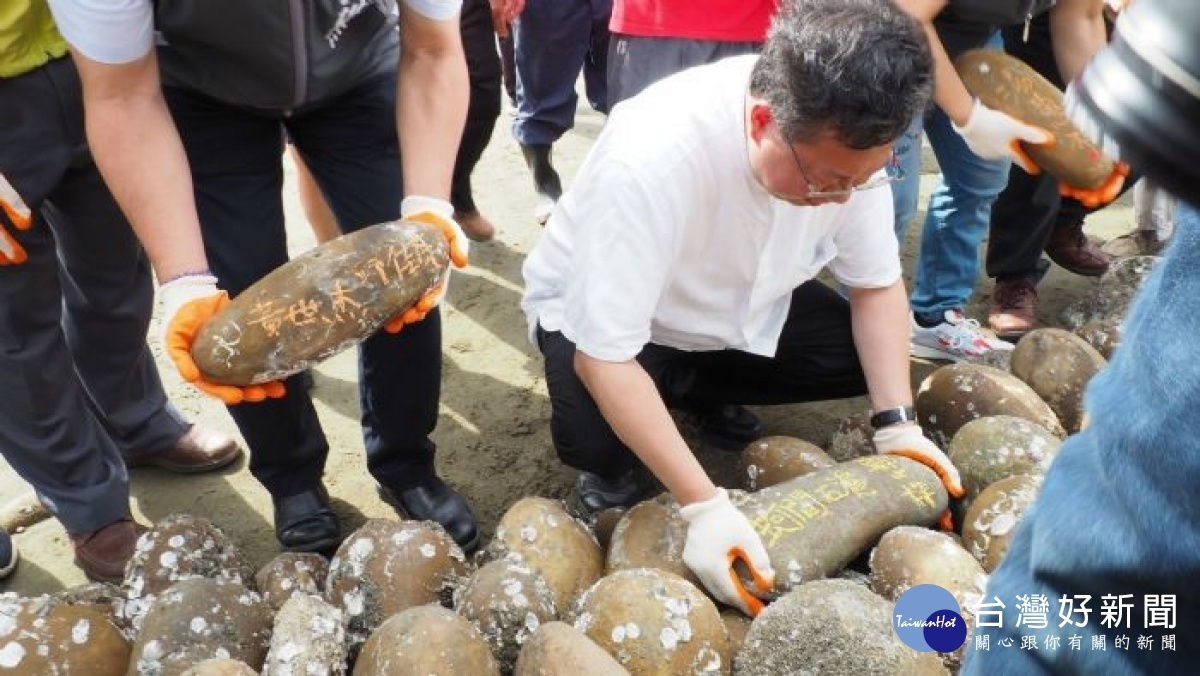 桃園市長鄭文燦前往新屋觀海亭,出席「新屋石滬捕魚趣體驗活動」