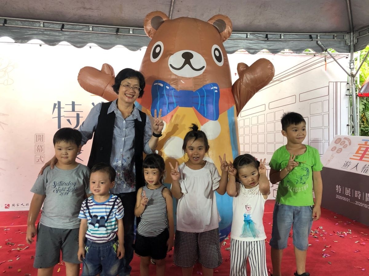 童遊人權特展開幕，縣長王惠美與小朋友。