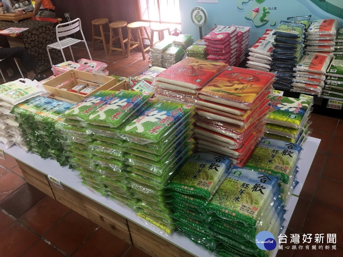 草屯農會的業績也非常亮麗，開發不少米食品。（記者扶小萍攝）