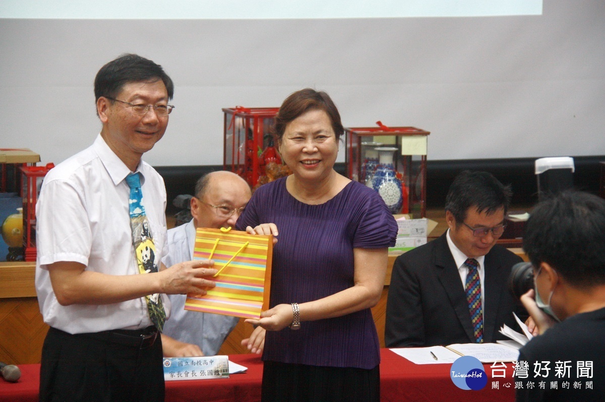 校友暨南投市長宋懷琳給予祝福。(記者扶小萍攝)