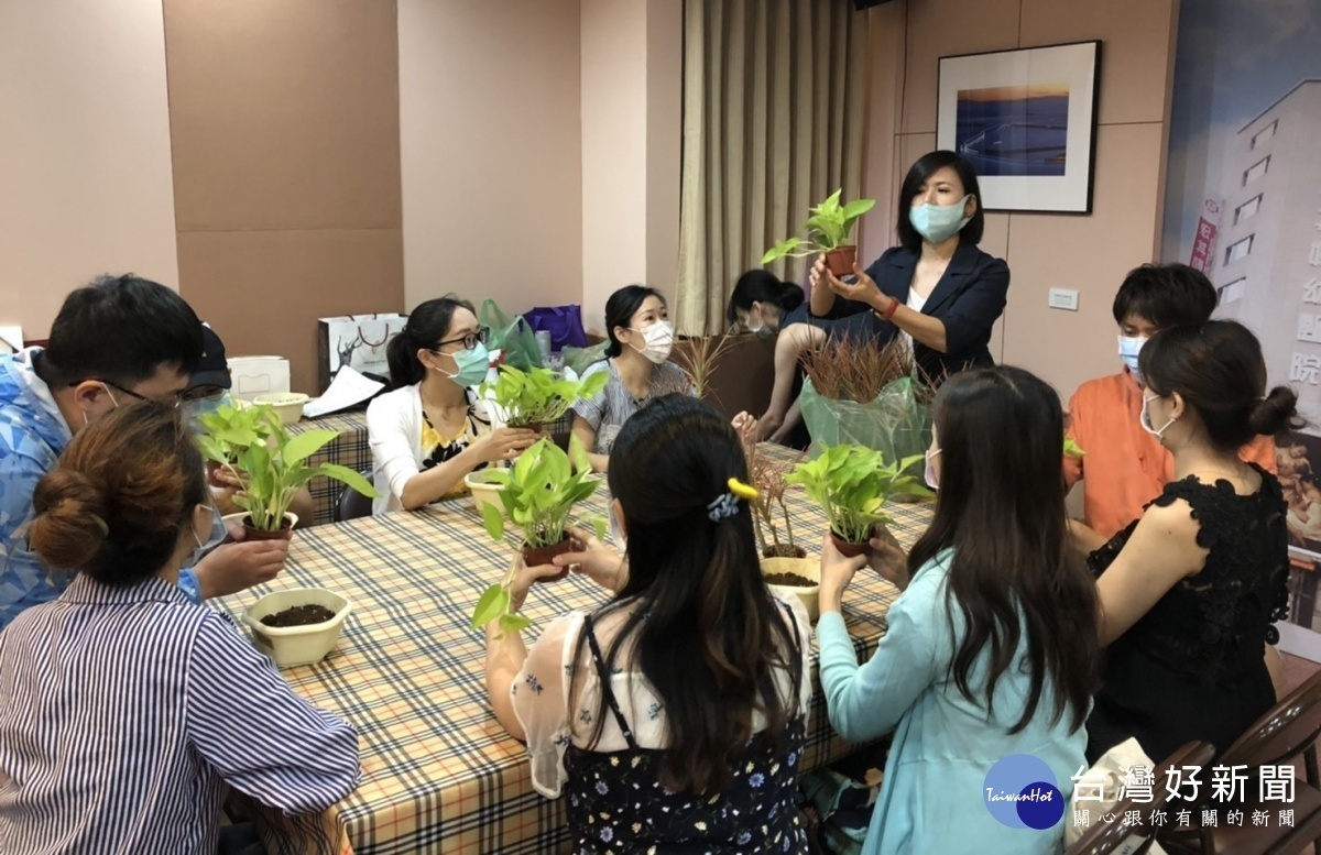 「植物療癒」利用植物、園藝、及人與植物親密關係為推動力，協助病患獲得治療與復健效果。
