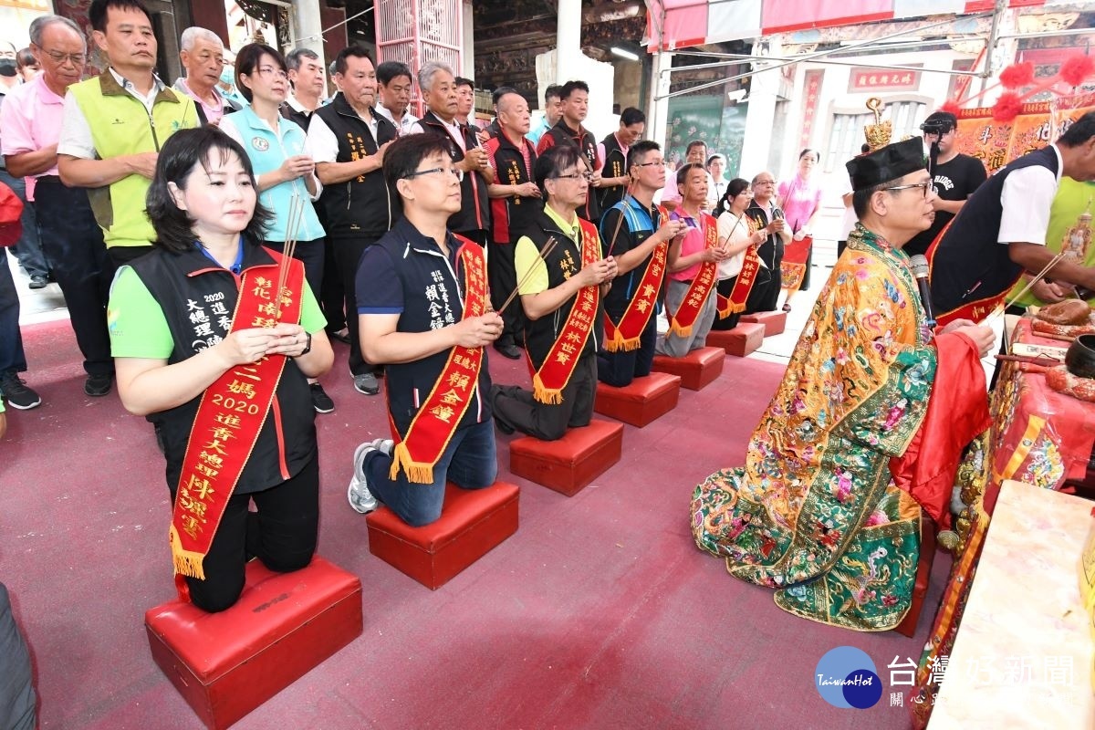 南瑤宮管理人彰化市長林世賢（前排左3）跪拜媽祖祈求此次進香圓滿順利。