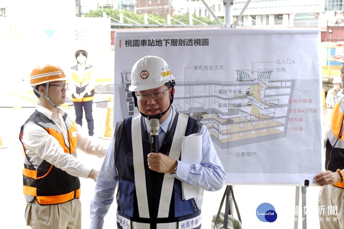 桃園市長鄭文燦在聽取捷運綠線G07（桃園站）連續壁工程簡報後致詞。