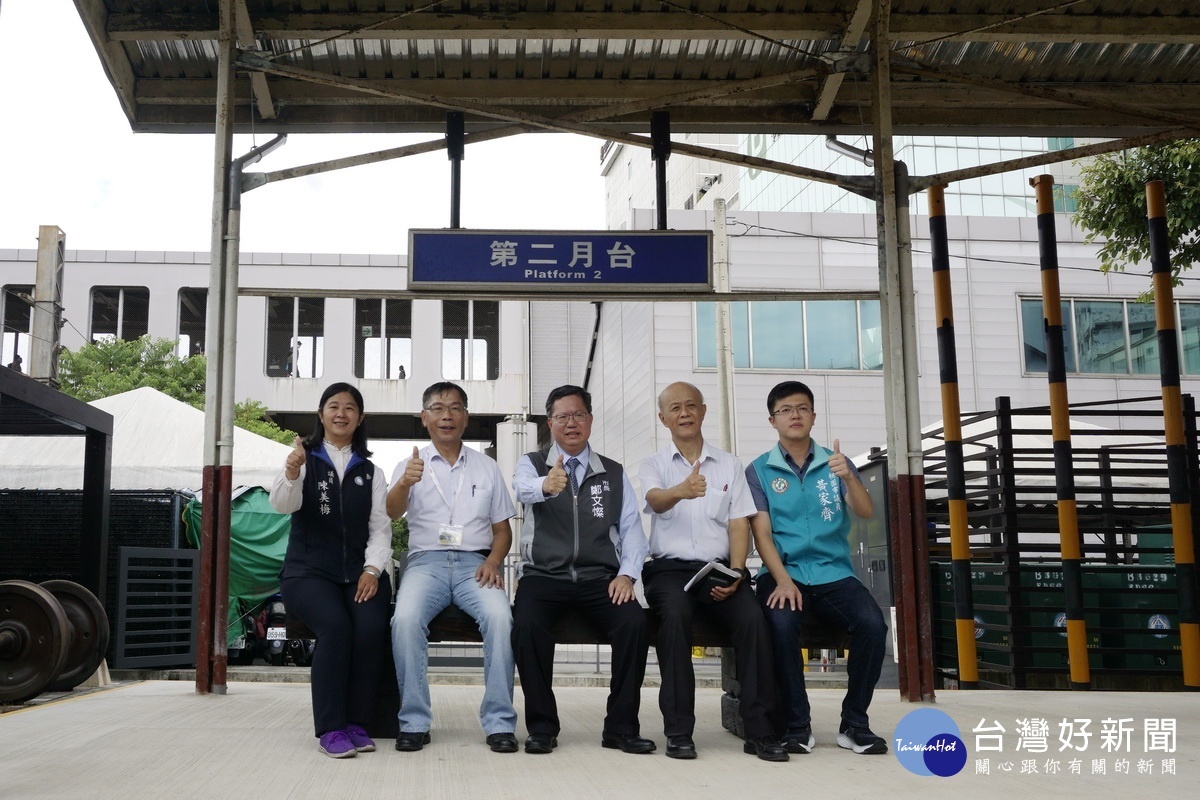 桃園市長鄭文燦查看舊桃園車站第二月台部分棚架保存狀況。