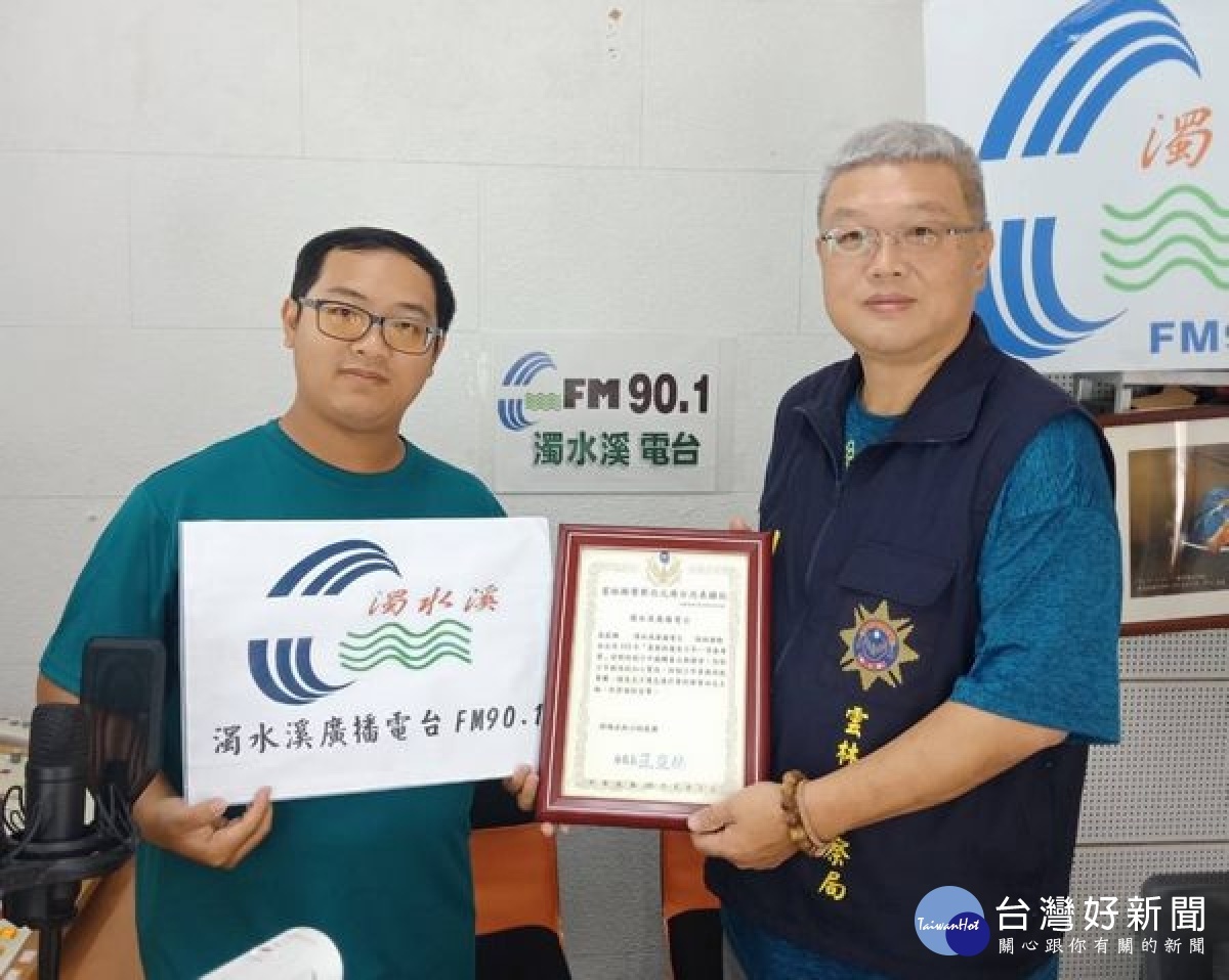 北港警分局因應暑假期間防制青少年加、被害等犯罪行為,偵查隊副隊長陳昱銘前往電台宣導青春專案緝毒成果及反毒策略。