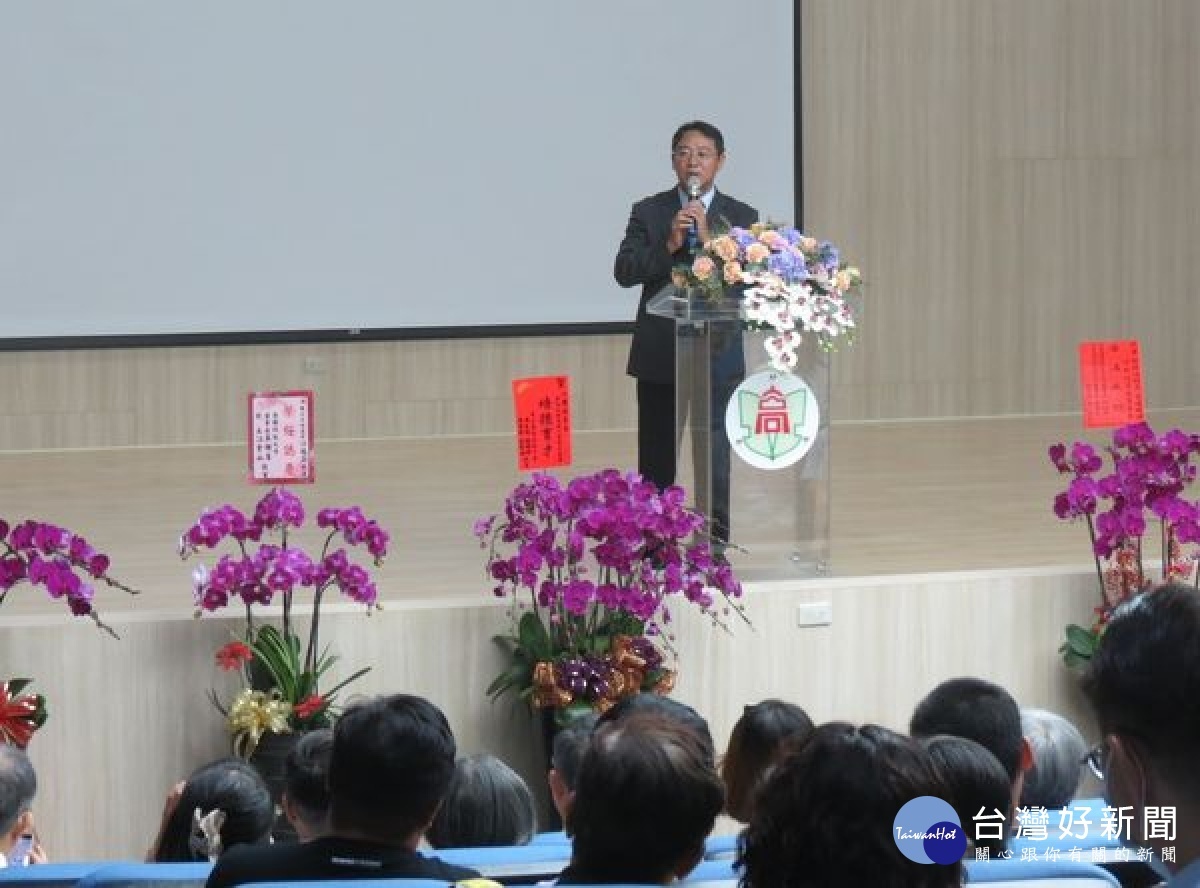 北港高中舉辦卸新任校長送舊迎新會，原校長傅國樑交棒給江耀淇校長，家長會長蘇紋亨等代表獻上祝福與期許。