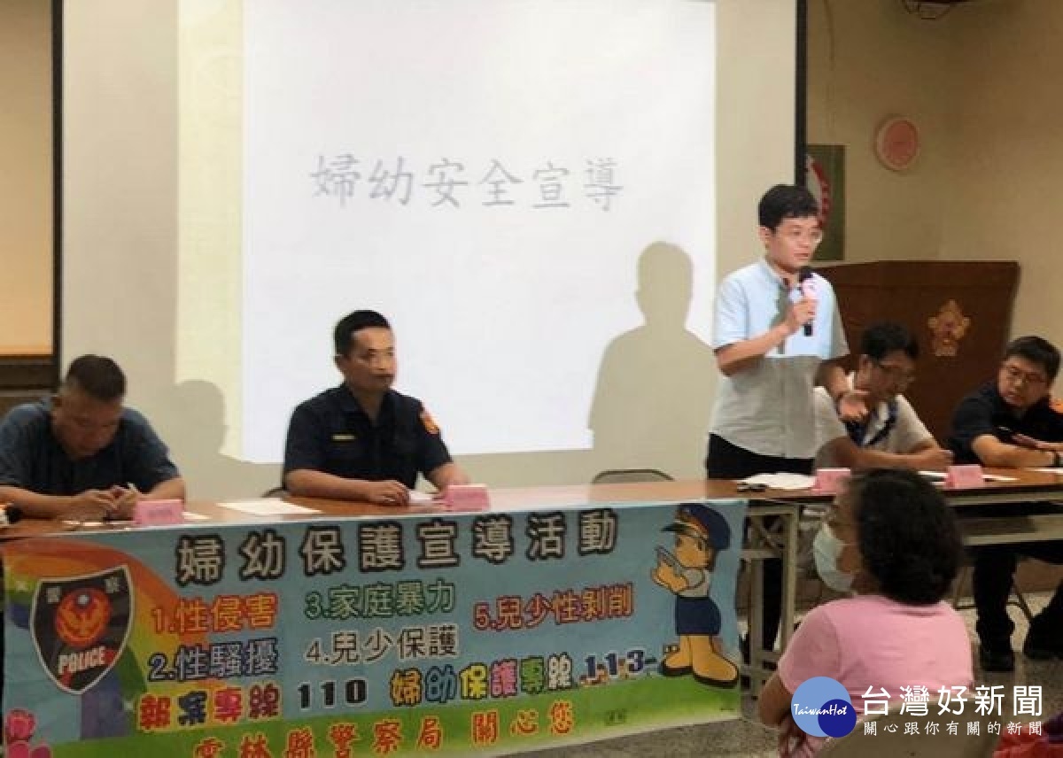北辰所長楊宗勳率警察志工結合新街里辦公處辦理「反吸毒、反暴力、反援交、反霸凌」宣導,提醒家長注意青少年行為動態等。