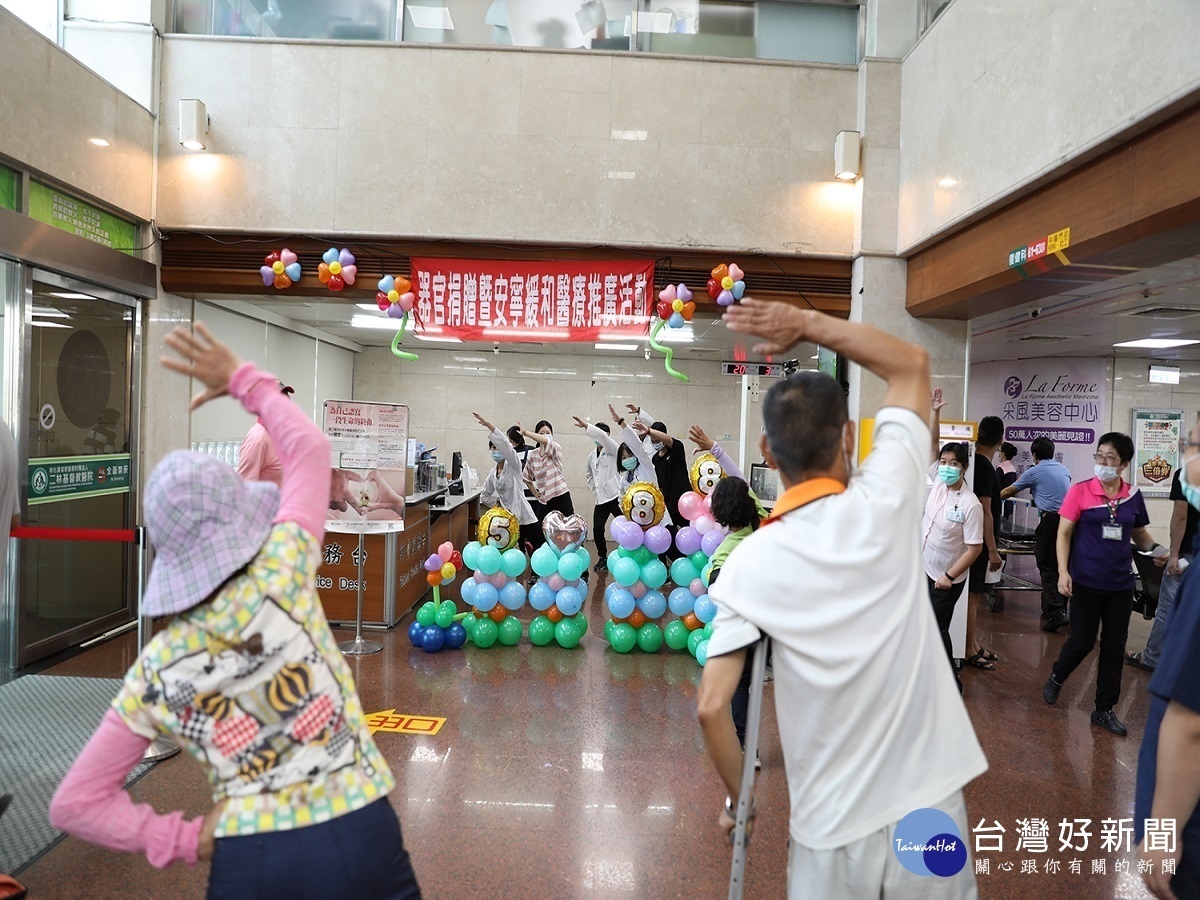 二基醫院父親節大跳「爸」氣操 獻給各位偉大的爸爸們