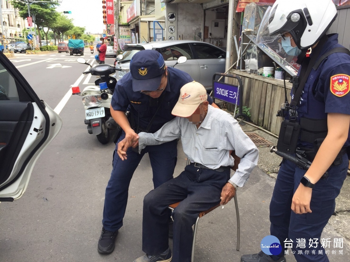 8旬伯伯倒坐路邊,警員徒步抱老翁回家。