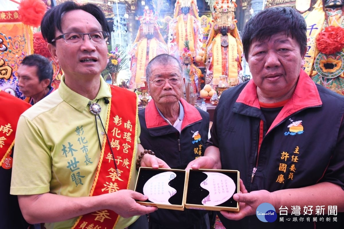 南瑤宮笨港進香主委林世賢市長與負責接(祭)貳香重任的北斗白鶴宮主委許國廉各持一半的仿古銀牌將於8月9日進香回程時進行併攏。