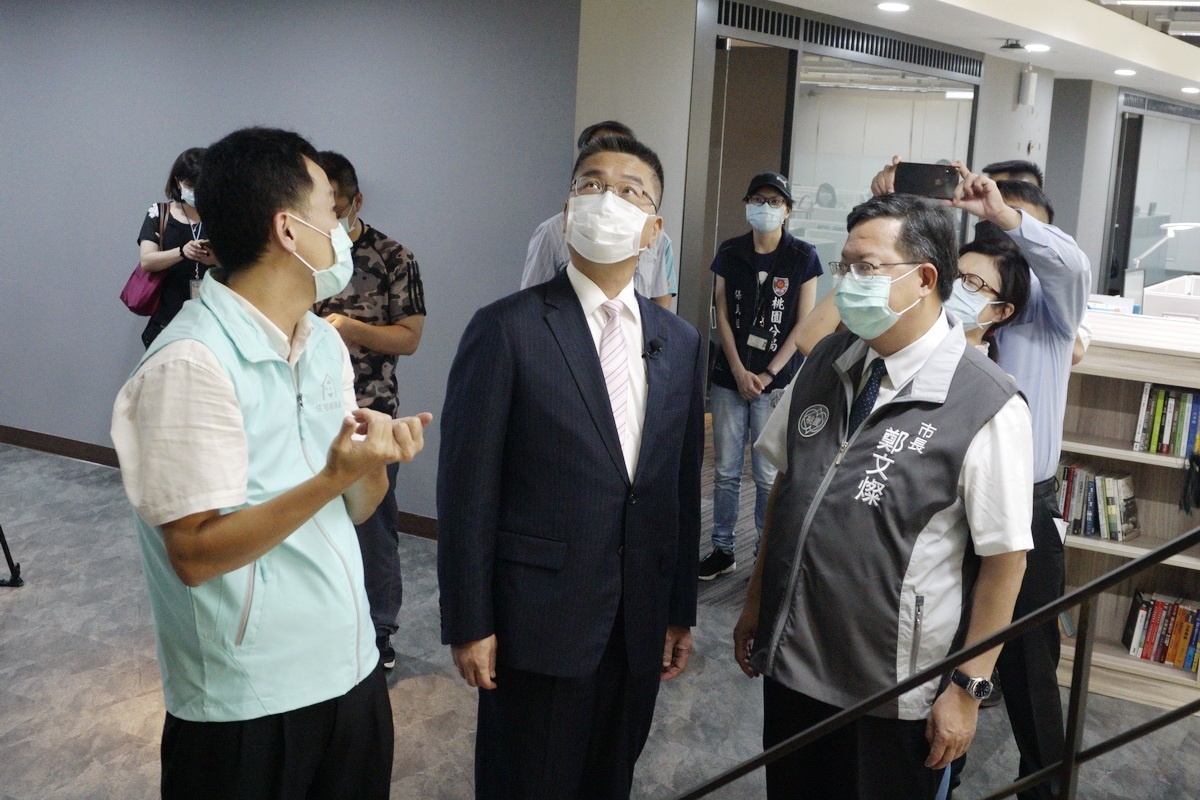 內政部長徐國勇在桃園市長鄭文燦陪同中訪視桃市住宅處。
