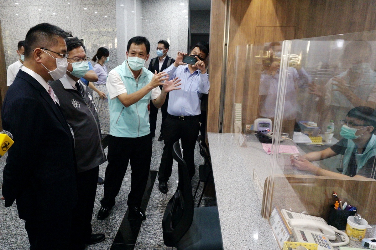 內政部長徐國勇在桃園市長鄭文燦陪同中訪視桃市住宅處。