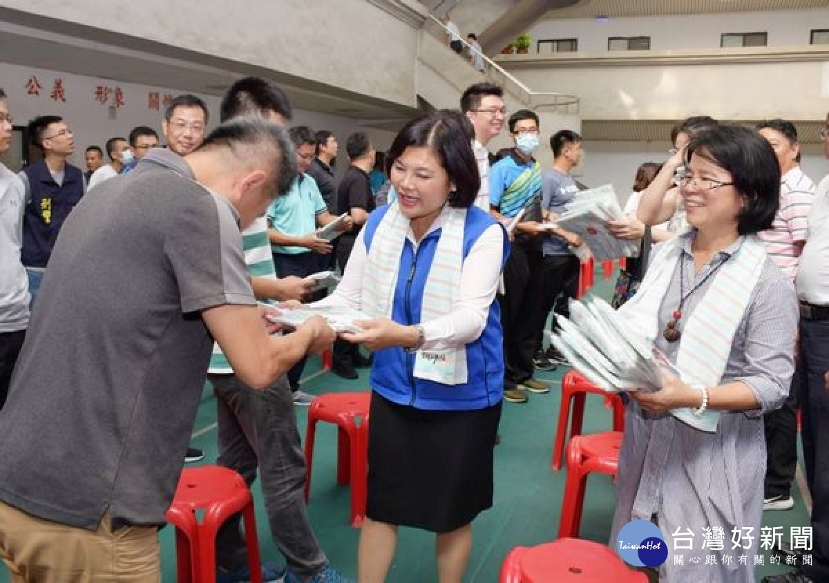 張麗善縣長至縣警局發送小禮物,感謝員警對縣轄治安、交通、為民服務工作之付出與努力,藉由行動表達對於「辛勞警察父親」的慰問與敬意。