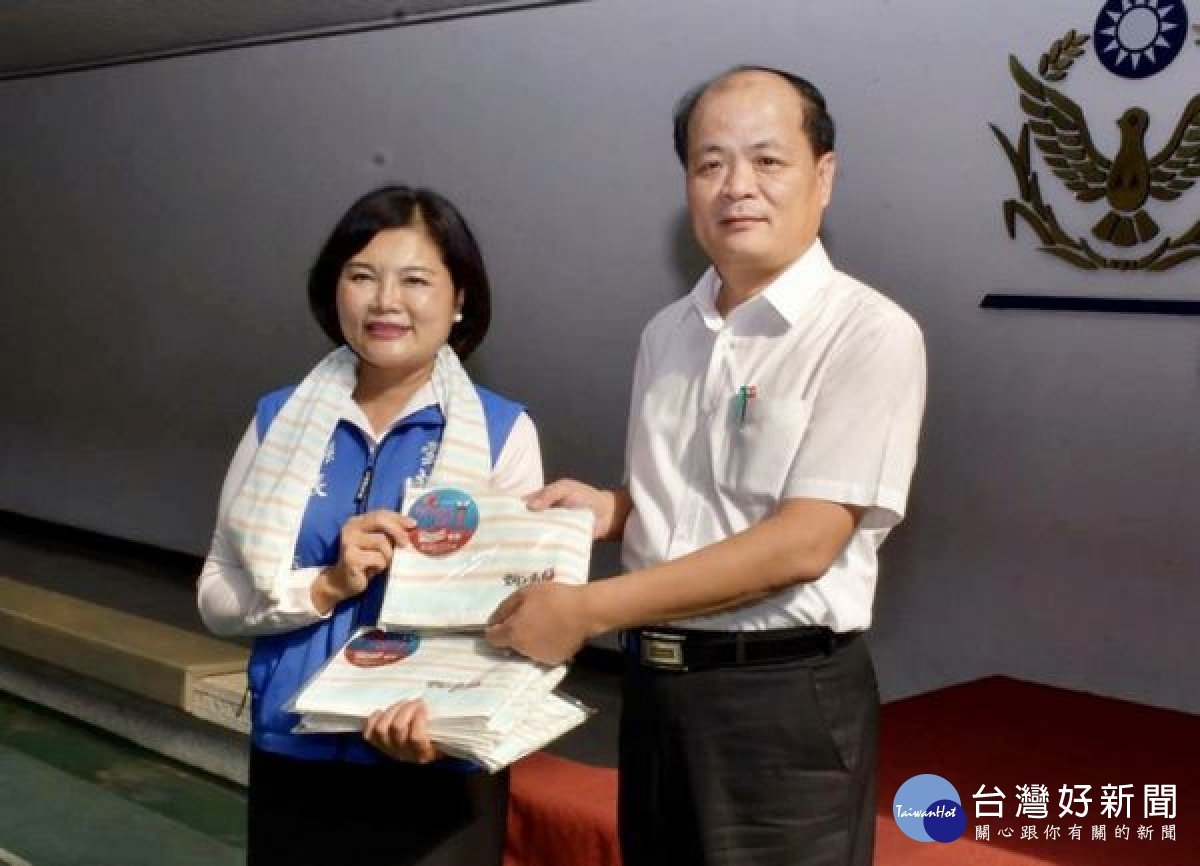 張麗善縣長至縣警局發送小禮物,感謝員警對縣轄治安、交通、為民服務工作之付出與努力,藉由行動表達對於「辛勞警察父親」的慰問與敬意。