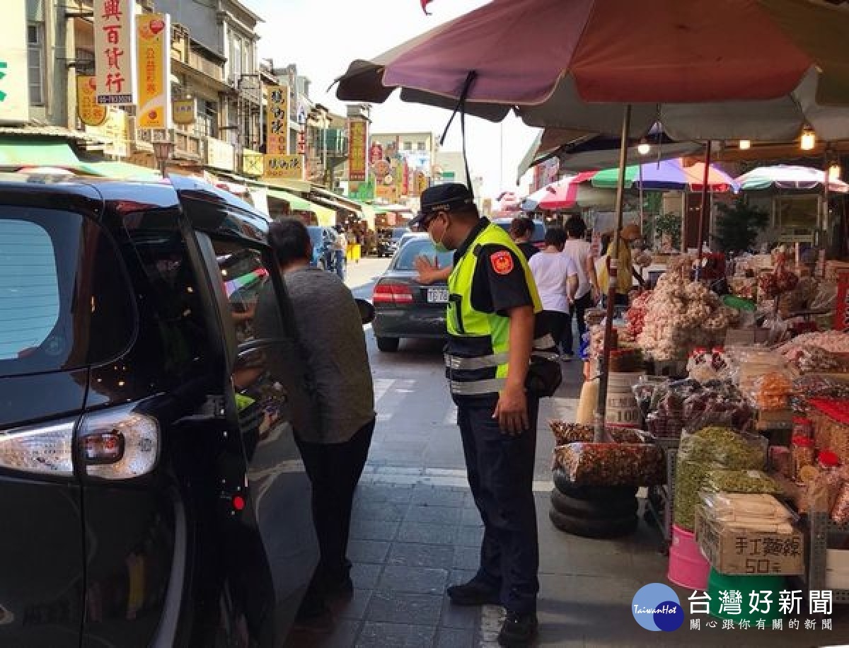 北港朝天宮每逢假日進香客絡繹不絕,北港警方加強取締路霸及清道行動,以維用路人權利,另提醒民眾落實防疫戴口罩、保持安全社交距離。