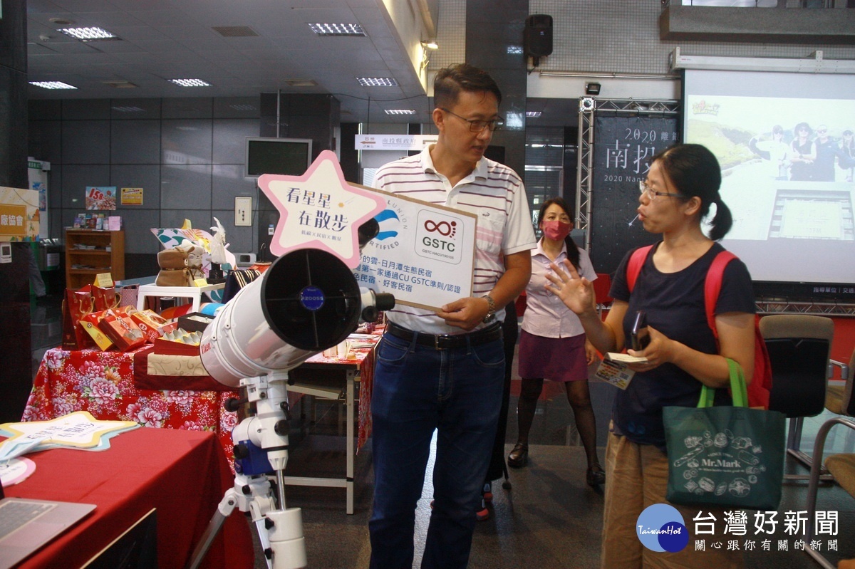 星空季剛宣佈就有民眾在探詢。(記者扶小萍攝)