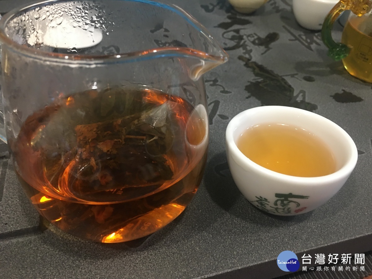 玫瑰紅茶適合玻璃茶具讓視覺味覺嗅覺都享受。(記者扶小萍攝)