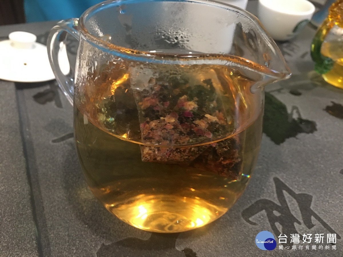 原片茶葉散開都看得見。(記者扶小萍攝)