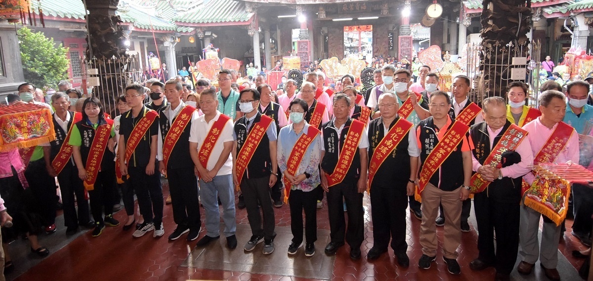 南瑤宮媽祖起駕典禮，由彰化縣長王惠美、南瑤宮管理人彰化市長林世賢等與會貴賓及各媽會成員恭敬行禮、點起馬炮、二通炮、三通炮後起駕展開三天二夜的進香行程。